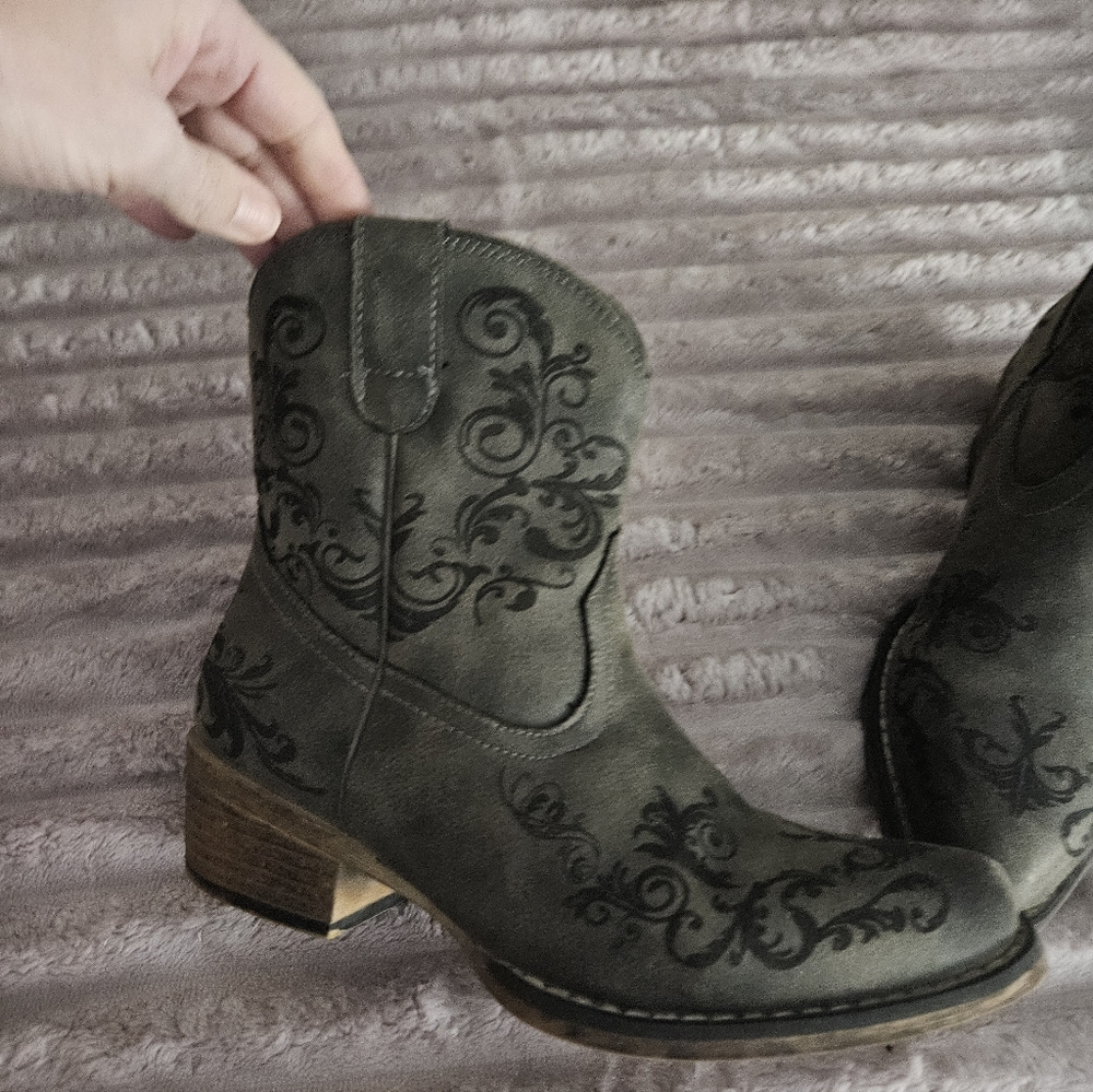 Embroidered Brown Western Boots - Picture 3 of 7
